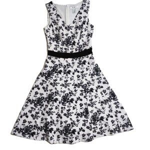 White House Black Market B&W Floral Shadow Sleeveless V-Neck Dress Size 00